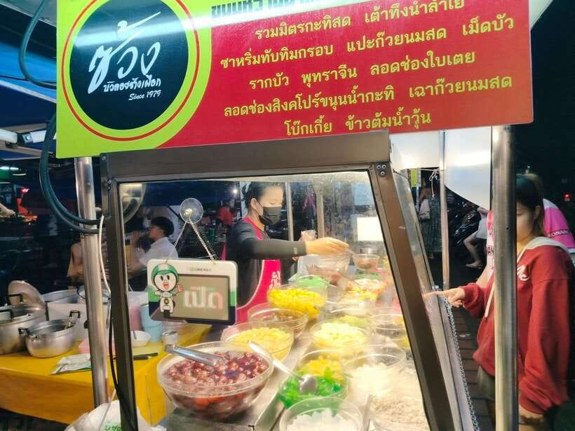 Chiang Mai: Tuk-Tuk Evening Tour with Temples & Street Foods - Chang Phuak Gate Market and the first real food stop