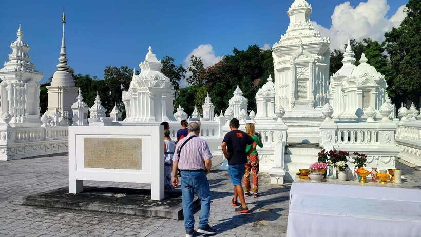 Chiang Mai: Tuk-Tuk Evening Tour with Temples & Street Foods - Who should book this tuk-tuk tour