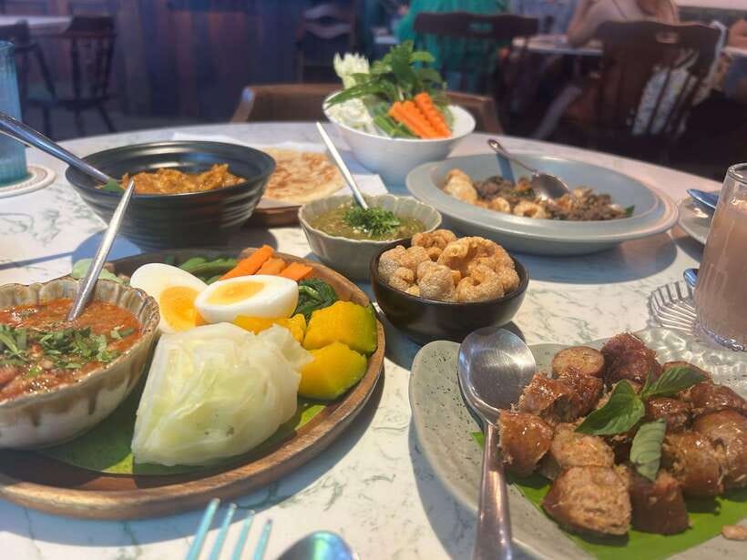Chiang Mai: Walking Food Tour - Starting at Three Kings Monument