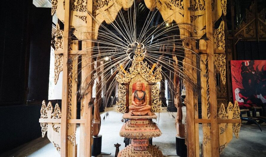 Chiang Mai: White, Red/Black & Blue Temples Tour with Lunch - Lunch beside the White Temple
