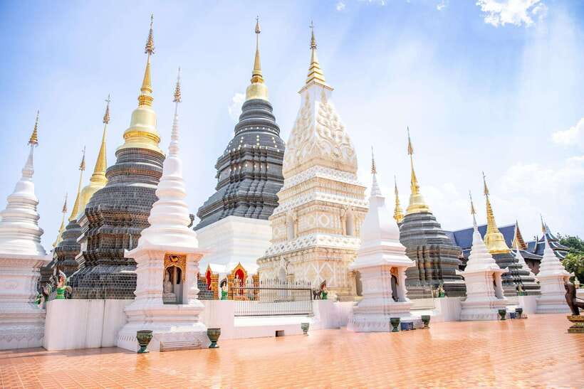 Chiangma: Wat ban den, Blue Temple & Sticky Waterfall. - Bua Thong Sticky Waterfall: a waterfall you can climb