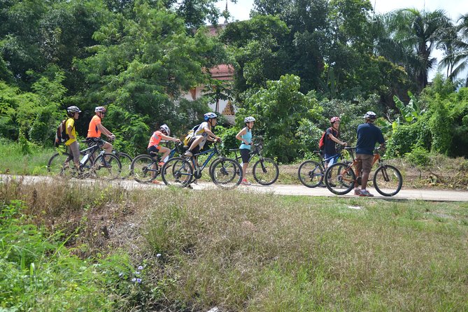 Cycling tour and Buatong waterfall - Along the edge of Sri Lanna National Park