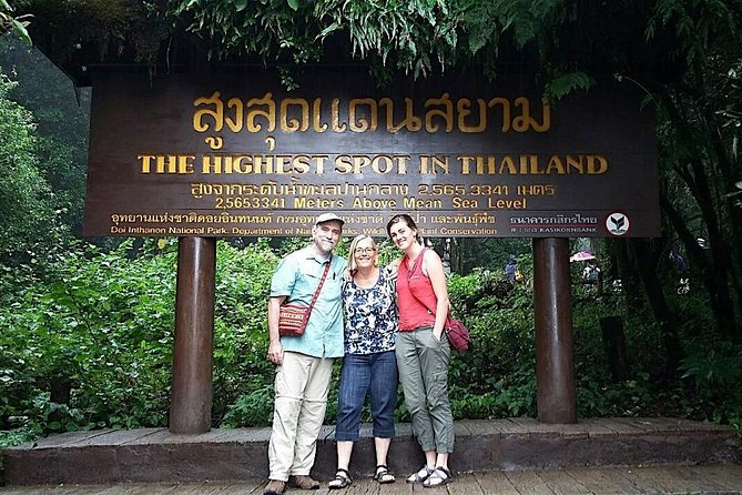Doi Inthanon Discovery Tour: Waterfalls, Villages & Highest Peak - A short stop at the Hmong hill tribe market