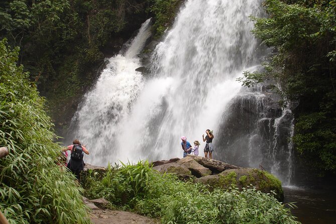 Doi Inthanon National park and 2 hours hiking with private tour - The market and the first look at local life
