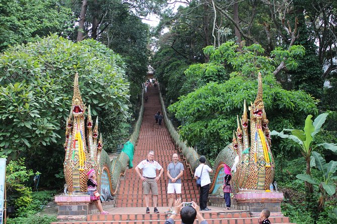 DON'T miss It ! Doi suthep temple+ Hmong village - A shared morning, not a private tour