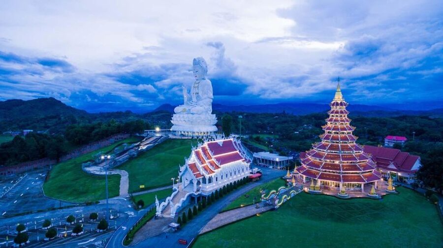 From Chiang Mai: Chiang Rai's Temples Exploration Day Trip - Lunch is useful, with vegetarian choices