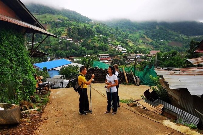 Half day Long Neck hill tribe and Hmong hill tribe village - The Karen Long Neck village and its commercial side