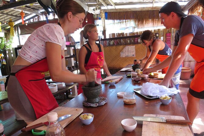 Half-Day Thai Cooking Class and Market Tour From Chiang Mai - Vegetarian, vegan, mild, and spicy options