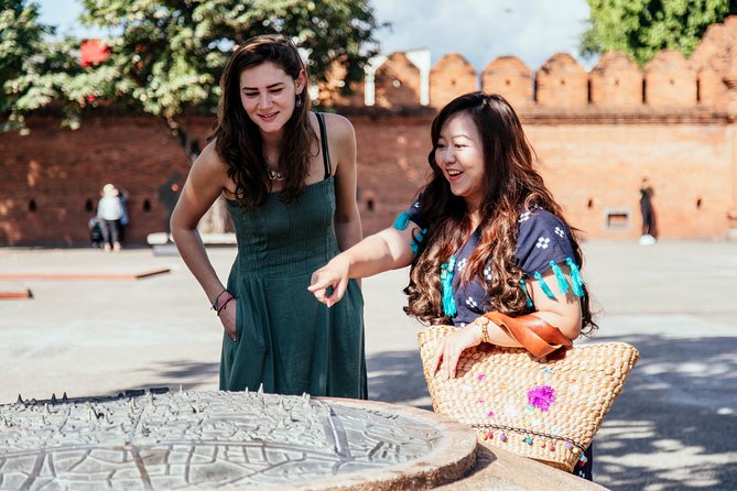 Highlights & Hidden Gems With Locals: Best of Chiang Mai Private Tour - Wat Phra Singh, Buddhism, and a major city landmark