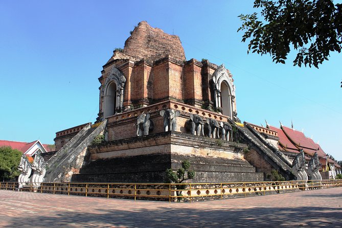 Iconic Half-Day Landmarks & Temples of Chiang Mai - Warorot Market adds everyday Chiang Mai