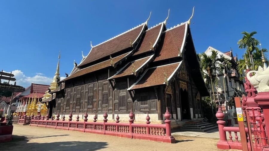 Lanna Heritage Walking Tour: A Journey Through History - Wat Phan Tao and the old royal palace