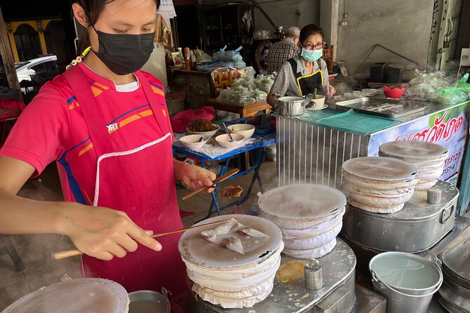 Michelin Guided Street Food Tour in Chiangmai: Thai Food Tour - The first bites: familiar Thai dishes with a local angle