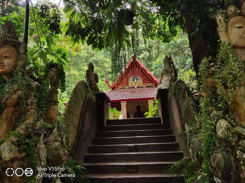 Monk trails hike, Wat Phalat, Monk chanting, Wat Doi Suthep. - Finding calm at Wat Pha Lat