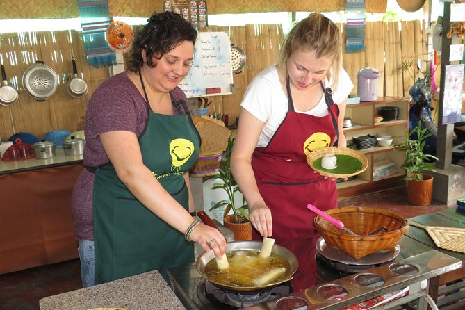 Morning Thai cooking class - Starting at Kad Kom Market at 9:00 am
