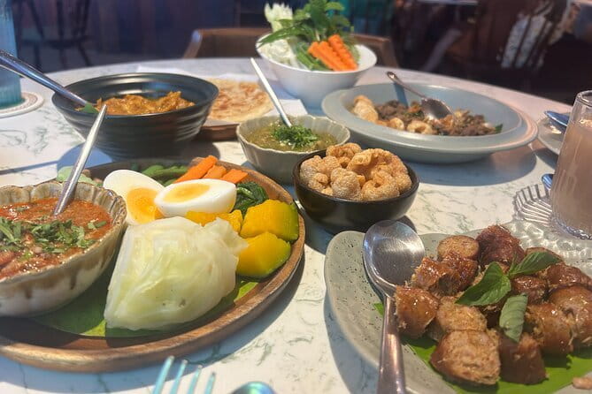 Old Town Chiang Mai Food Tour with 10+ Local Dishes Tastings - Intrawarorot Road brings the first serious eating