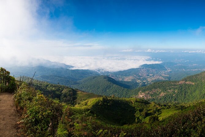 One day Doi Inthanon & Trekking at Pha Dok Siew - Cooling off at the standing waterfall