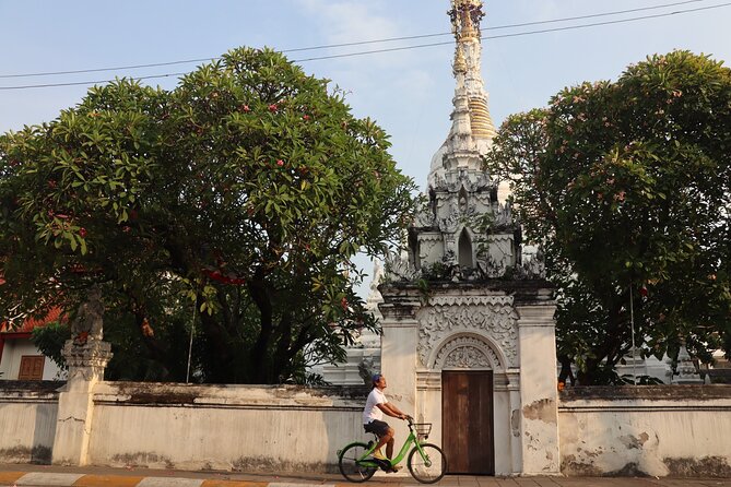 Private Chiang Mai Half-Day Bike Tour - 11:30 AM on Wua Lai Road and the Silver Temple