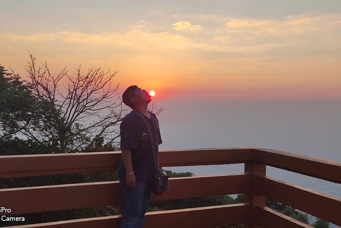 Wat Phra That Doi Suthep spiritual Sunrise Tour with an Ex-monk - Breakfast with khao soi or pad thai