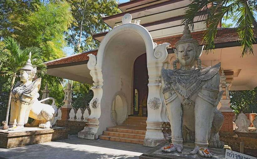 Wat Phra That Doi Suthep & Wat Pha lat Evening Tour & Guide - What the guide adds to the visit